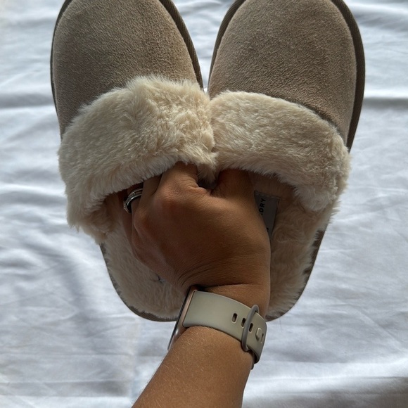 Chinese Laundry Tan and Cream Slippers Moccasin Style - Picture 3 of 4